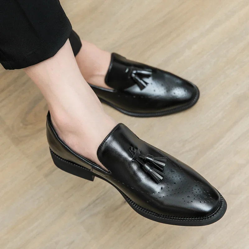 2023 Klasik Erkek Ofis erkek resmi ayakkabı Moda Basit Püskül Tarzı deri ayakkabı Slip-On rahat elbise ayakkabı Erkek Loafer'lar Siyah Görüntü 2