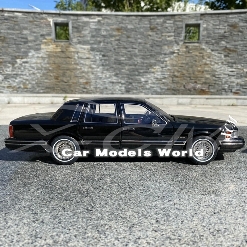 Pres döküm model araç Town Car Towncar 1:18 (Siyah Beyaz Daire Tekerlek) + KÜÇÜK HEDİYE!!!!!!! Görüntü 2