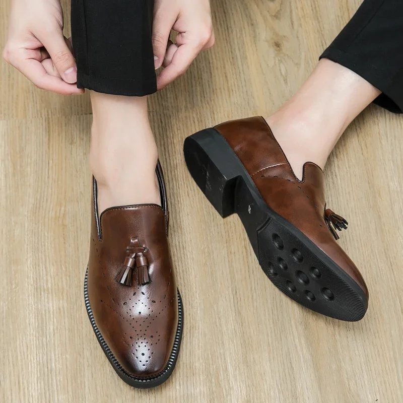 2023 Klasik Erkek Ofis erkek resmi ayakkabı Moda Basit Püskül Tarzı deri ayakkabı Slip-On rahat elbise ayakkabı Erkek Loafer'lar Siyah Görüntü 4